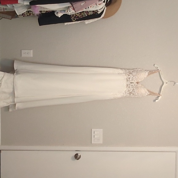 Essence of Australia D2457 white lace beaded sheer sleeveless wedding dress - Picture 5 of 15